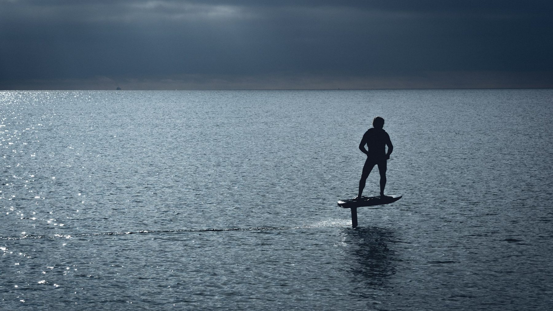 Efoil-rider over fjorden ved Hjellestad