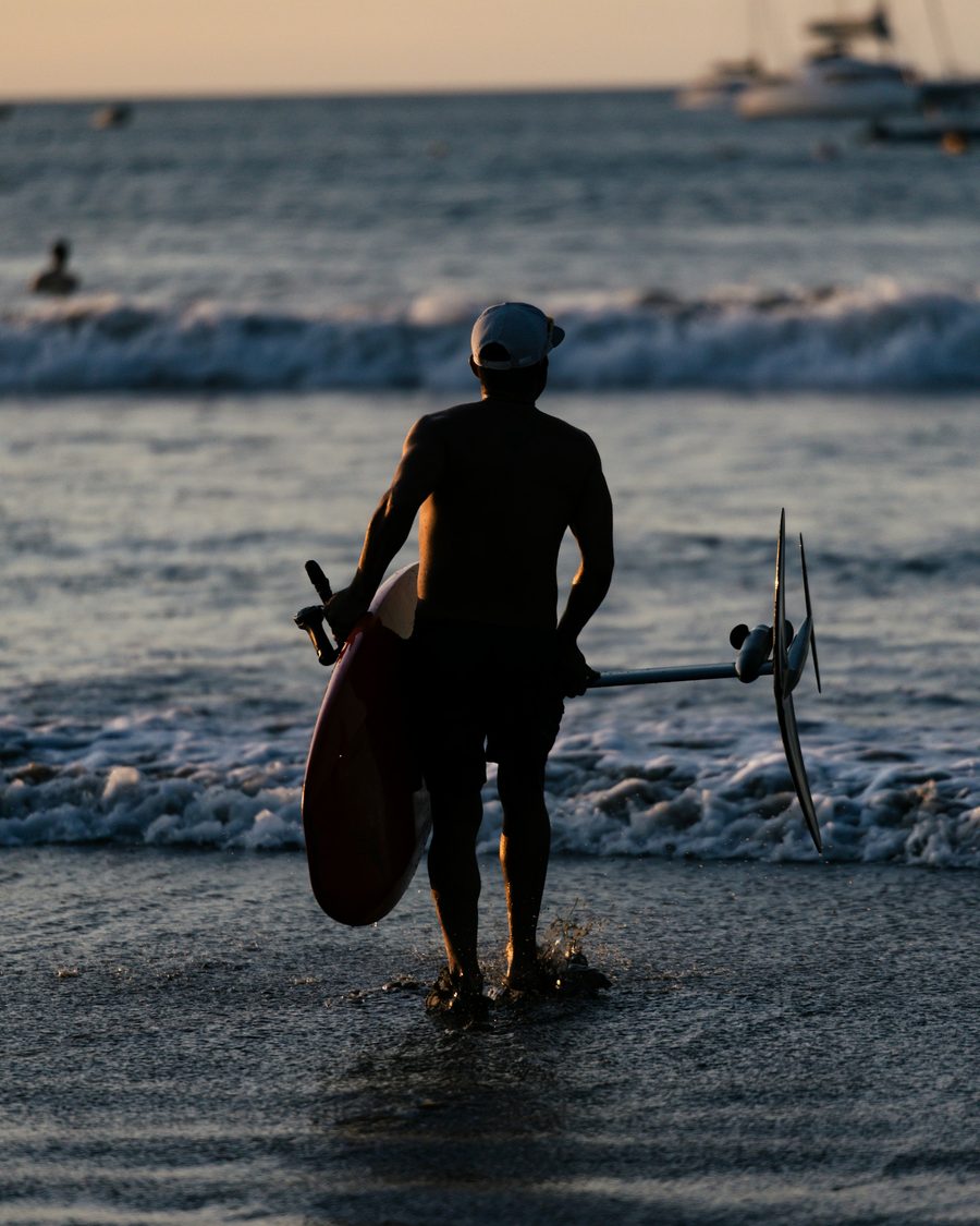 Person flyr på efoil over fjorden
