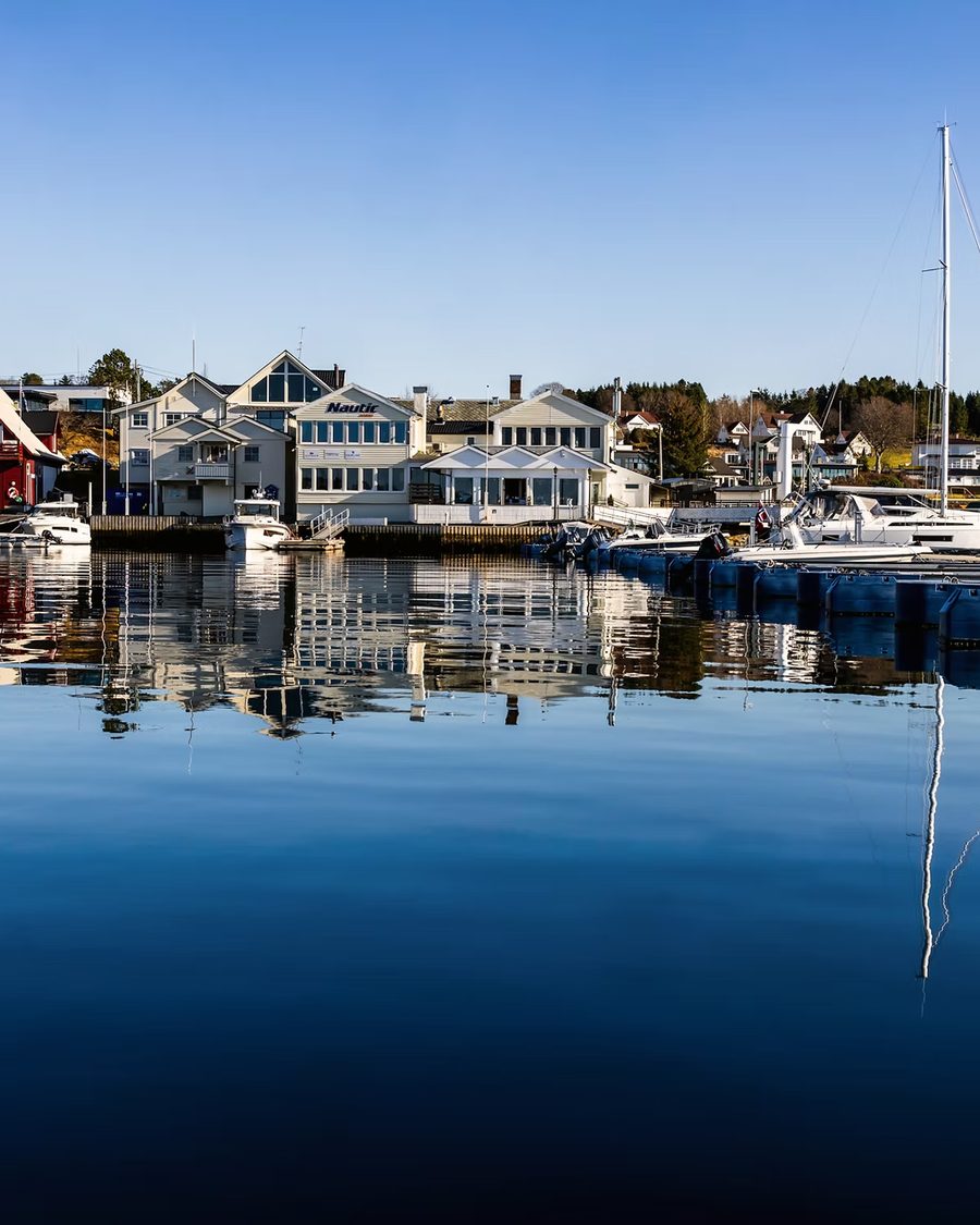 Hjellestad Marina med båter og speilblankt vann